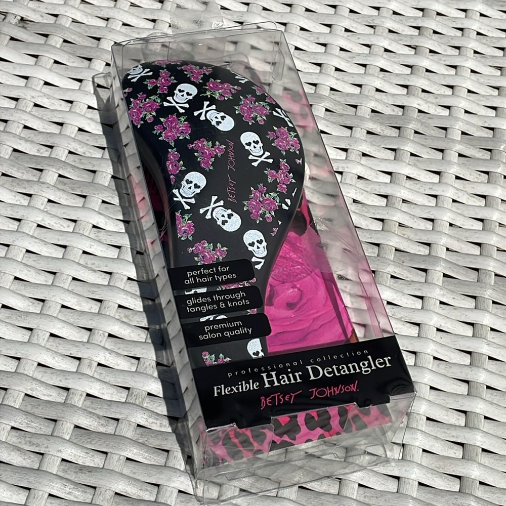 💀🌹 NIB- Betsy Johnson Hair Detangler / Brush- Skulls and Roses